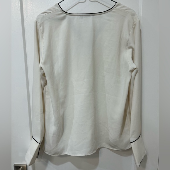 H&M V-NECK BLOUSE - Picture 2 of 3